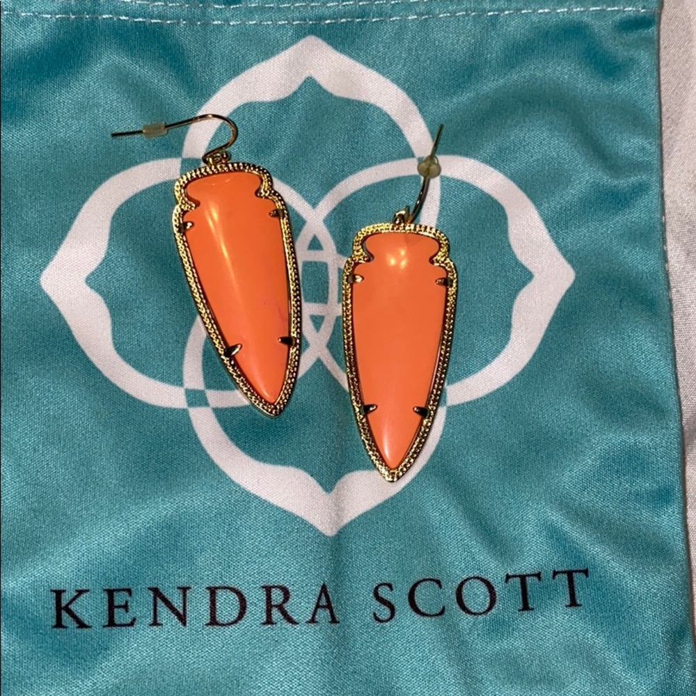Peachy Kendra Scott arrow head earrings